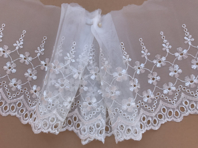 13.7 m White Embroidered Voile Scalloped Lace 15 cm/6