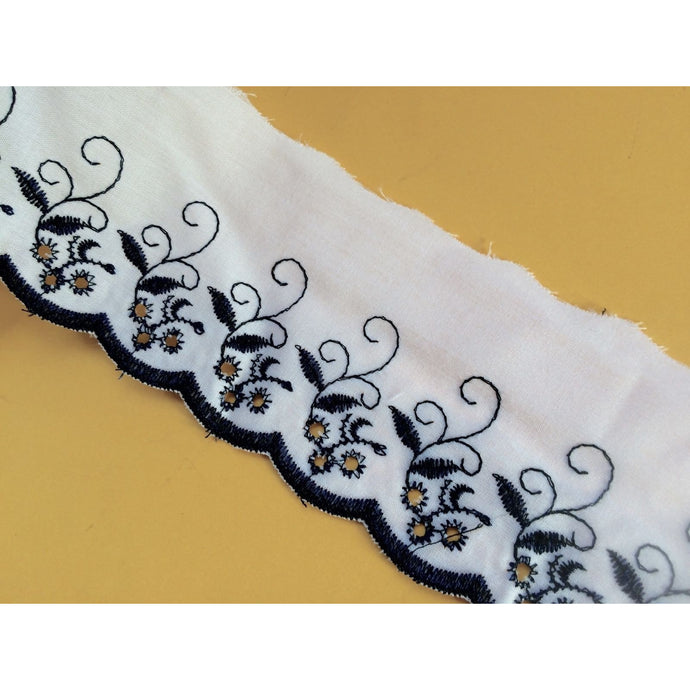Lit bébé en broderie anglaise en coton blanc/bleu marine 3