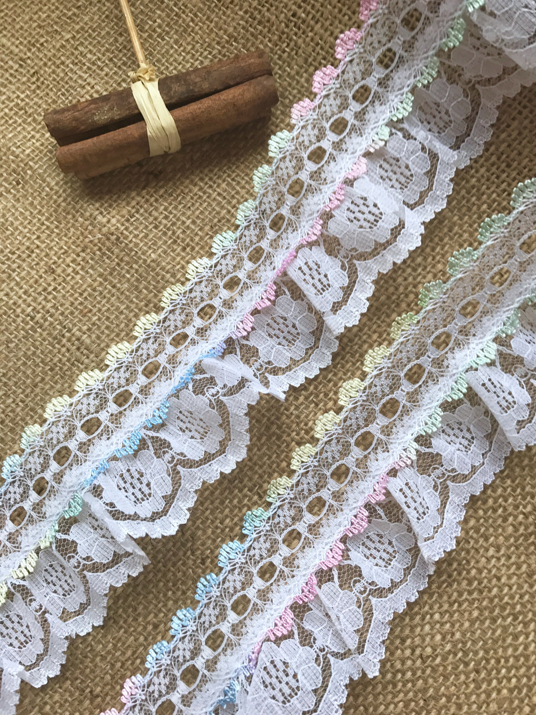 1 x 4.4 m Pretty White with Rainbow Gathered Lace (with ribbon slot) 6.5 cm/2.5