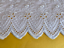 Stunning Pointed Scallop White Broderie Anglaise Trim 16 cm/6.25”