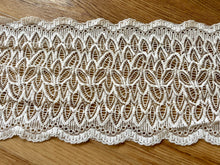 11 m Ivory Retro Stretch Lace 15 cm/6”