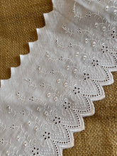 Stunning Pointed Scallop White Broderie Anglaise Trim 16 cm/6.25”