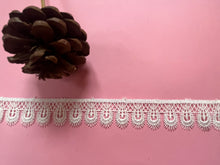 Pale Ivory Guipure Venise Lace Trim 2.5 cm/1”