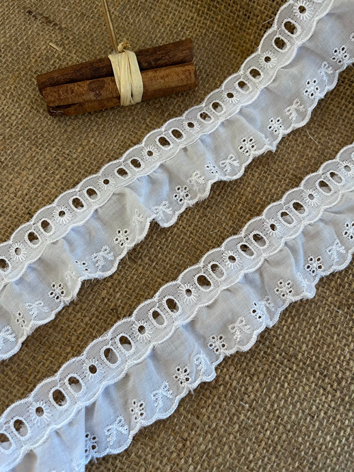 White Cotton Broderie Anglaise Gathered Lace (with ribbon slot) 5 cm/2