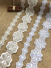 Voile Brodé Marguerite Fleur Dentelle Passementerie Blanc et Crème