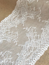 Ivory Stretch Fine Clipped Lace Trim 23 cm/9"