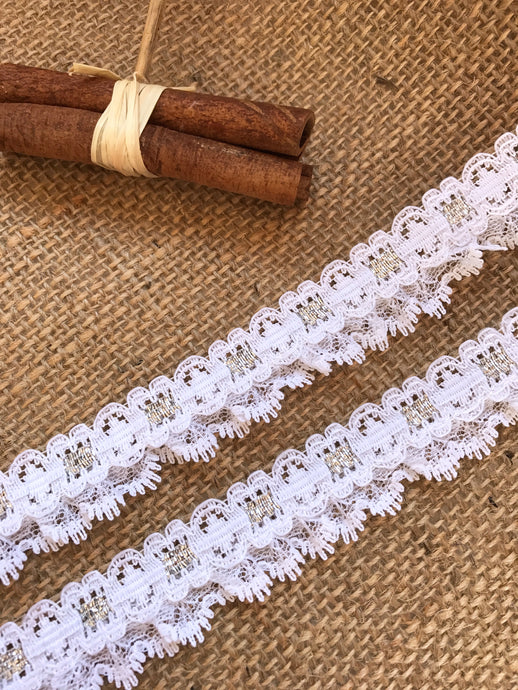 Pretty White Gathered Lace (with ribbon slot effect) 2.8 cm/1