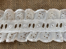 Dentelle froncée double broderie anglaise en coton crème ivoire (avec fente pour ruban) 6,5 cm/2,5"