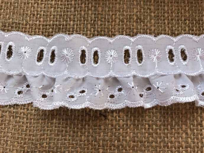 Dentelle froncée en broderie anglaise en coton blanc (avec fente pour ruban) 5 cm/2
