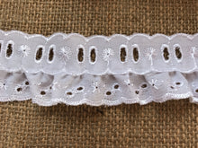 10 m de dentelle froncée en broderie anglaise en coton blanc (avec fente pour ruban) 5 cm/2"