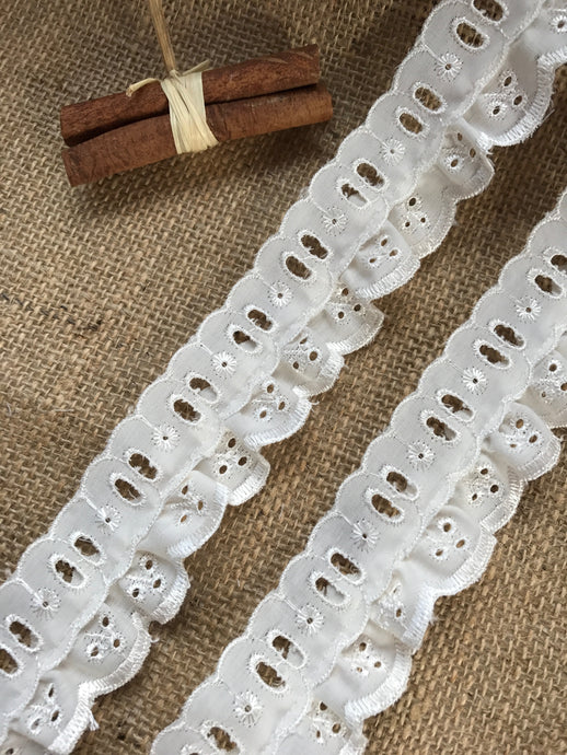 Dentelle froncée en broderie anglaise de coton crème ivoire (avec fente pour ruban) 5 cm/2