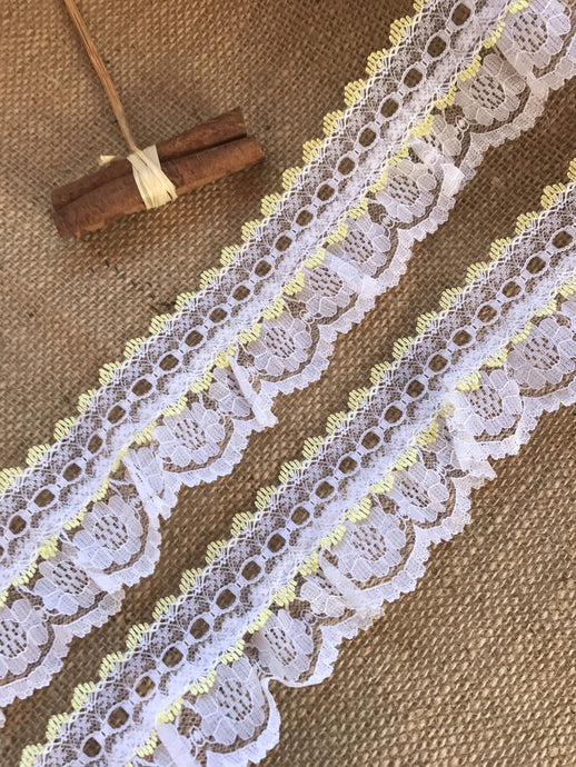 1 x 3.25 m Pretty White with Lemon Gathered Lace (with ribbon slot) 6.5 cm/2.5