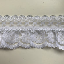 Joli blanc avec dentelle froncée argentée (avec fente pour ruban) 6,5 cm/2,5"