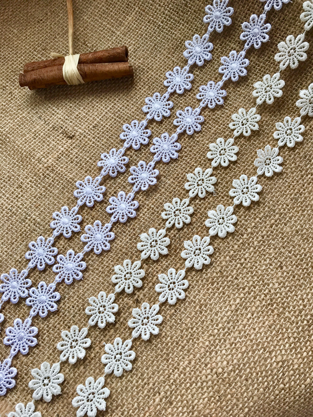 Daisy online lace trim