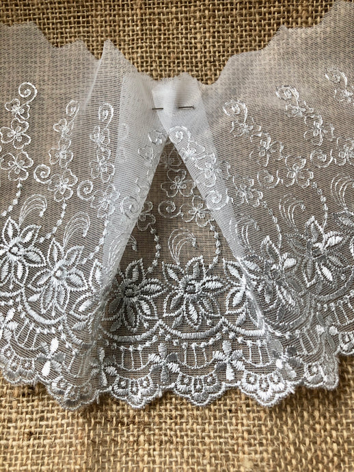 Dentelle festonnée en voile brodé gris 15 cm/6