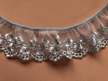 Bordure en dentelle froncée en voile brodé gris argenté 6 cm/2,25"