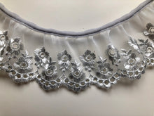 Bordure en dentelle froncée en voile brodé gris argenté 6 cm/2,25"