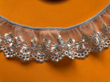 Bordure en dentelle froncée en voile brodé gris argenté 6 cm/2,25"