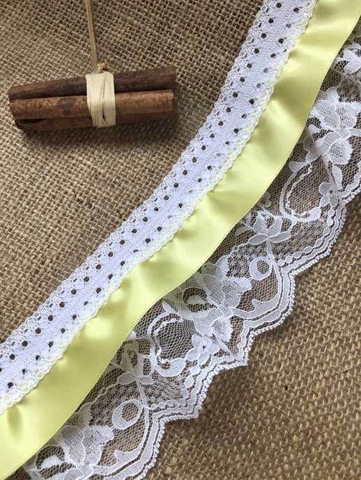 Jolie dentelle froncée blanc/jaune citron (trois niveaux avec ruban de satin) 9 cm/3.5