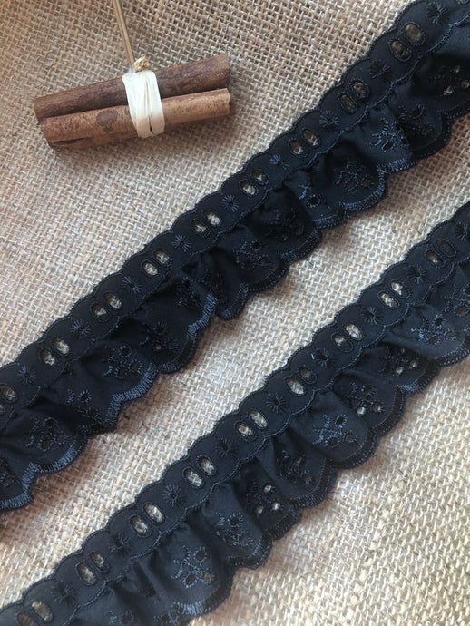 Dentelle froncée en broderie anglaise de coton noir (avec fente pour ruban) 5 cm/2